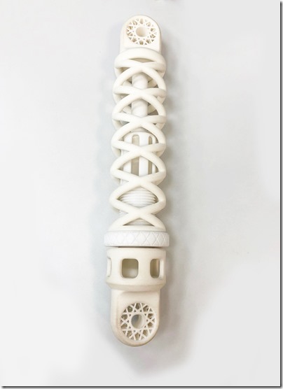 Auf der Fakuma 2018 präsentiert Covestro einen komplex geformten, 3D-gedruckten Stoßdämpfer. 
----------------------
At the Fakuma 2018 trade fair, Covestro will be presenting a complex shock absorber which was manufactured using 3D printing. 